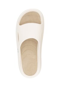 Tongs en mousse blanche avec une texture lisse, design à bout ouvert et semelle intérieure beige contourée. Présente des découpes sur les côtés pour une ventilation.