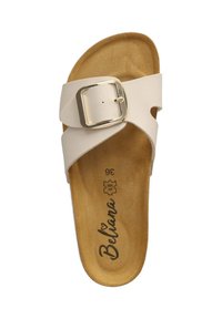 Beige slipper sandaal met twee brede banden, versierd met een zilveren gesp; contoured bruine binnenzool, platte zool en minimalistisch ontwerp. Maat 36.