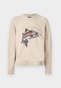 Beżowy sweter dzianinowy z kolorowym haftowanym wzorem ryby z przodu, z prążkowanymi mankietami i dołem dla nadania tekstury.