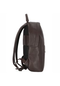 Mochila de cuero marrón con un acabado texturizado, que cuenta con correas ajustables, un bolsillo lateral y un diseño elegante y minimalista.