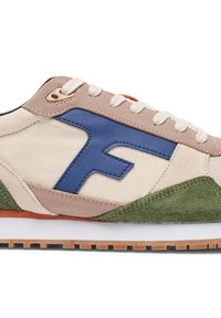 Baskets beiges et vertes avec des accents bleus, dessus en textile léger, empiècements en daim et semelle en caoutchouc. Présente des coutures contrastées et un système de laçage.
