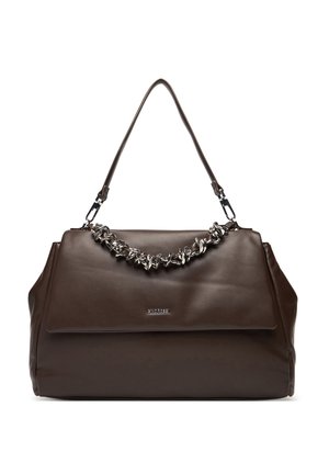 Große dunkelbraune Ledertasche mit Klappenverschluss, dekorativem silbernem Kettendetail und einem einzelnen Schulterriemen.