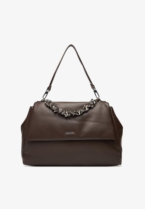 Duża torebka z ciemnobrązowej skóry z klapką, ozdobiona srebrnym łańcuchem i pojedynczym paskiem na ramię.