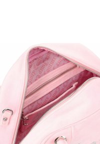 Rosa Wildleder-Handtasche mit Reißverschluss. Das Innere hat ein hellrosa Futter mit einem wiederholten Logo-Muster und mehreren Taschen.