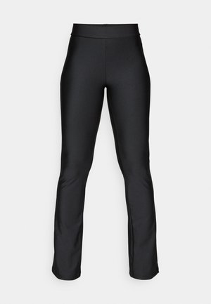 Črne raztegljive legice z gladko teksturo in prilegnjenim oblikovanjem. Imajo širok pas in rahlo razširitev pri gležnjih. Brez vidnih vzorcev.