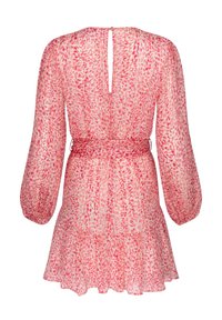 Kort, rosa klänning i lätt tyg med blommönster. Har ballongärmar, cinchad midja och volangnedkant. Detalj med nyckelhål i ryggen.