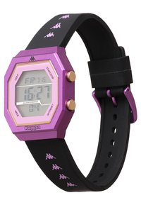 Reloj digital con una caja metálica octagonal de color púrpura, correa de silicona negra con impresiones de logotipo en rosa y una pantalla digital clara.