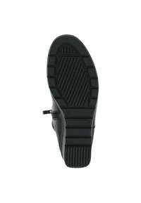 Suola esterna in gomma nera con motivo antiscivolo testurizzato, caratterizzata da scanalature profonde e sezioni rialzate per trazione e stabilità.
