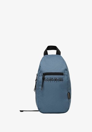 Sac à dos en tissu bleu avec une texture matelassée, poche zippée à l'avant et impression de logo noir. Doté d'une poignée supérieure et de bretelles réglables.