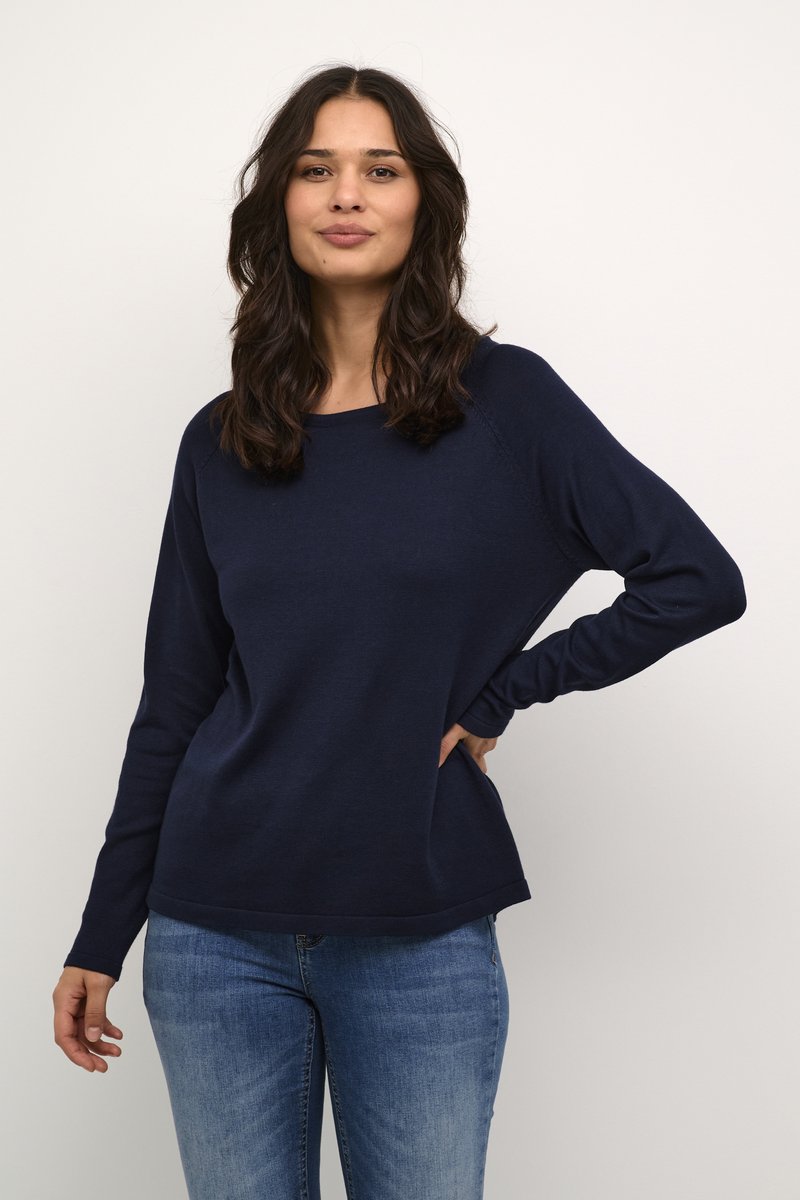 Tengerészkék, hosszú ujjú pulóver, laza szabással, kerek nyakkivágással és bordázott mandzsettákkal. Puha tapintású, minimalista dizájn, alkalmas hétköznapi viseletre.