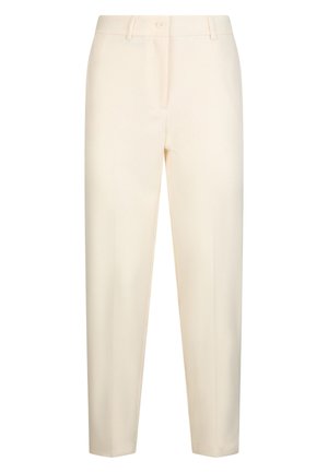 Pantalones a medida de color crema con trabillas para el cinturón, botón delantero y una raya al centro de cada pierna.