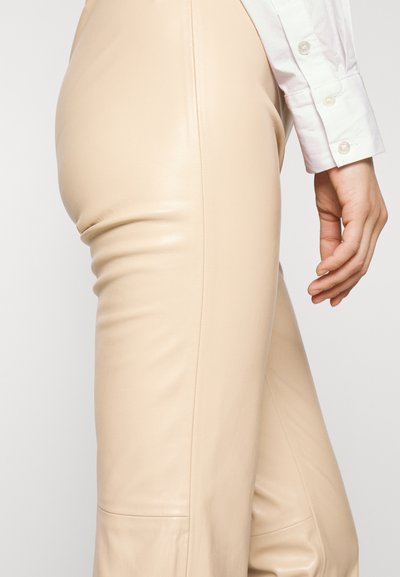 Alice + Olivia TEENY PANT - Παντελόνι - almond