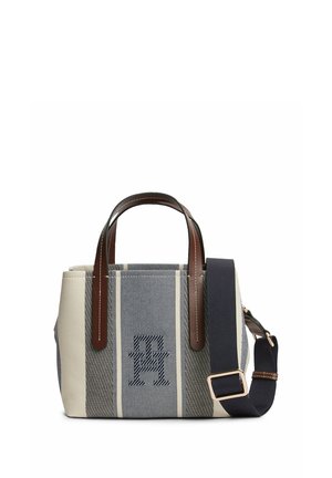 Kleine rechteckige gestreifte Stoffhandtasche mit zwei braunen Lederriemen und einem breiten, verstellbaren schwarzen Schultergurt.