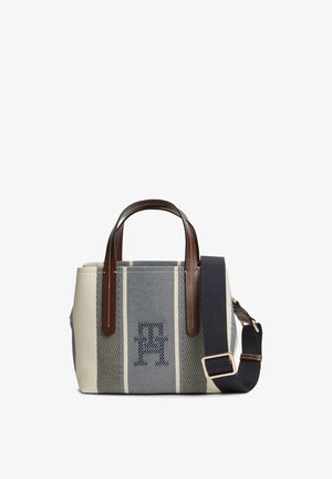 Petit sac à main rectangulaire en tissu rayé avec deux poignées en cuir marron et une large bandoulière noire réglable.