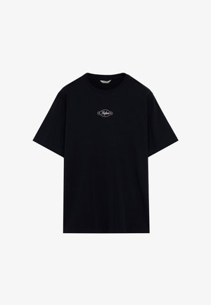 Camiseta negra de manga corta con cuello redondo y pequeño logo blanco "Scalpers" centrado en el pecho.