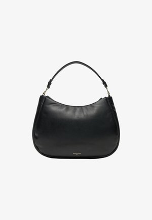 Borsa a mano in pelle nera con forma curva, tracolla removibile e discreta brandizzazione dorata nella parte inferiore. Texture liscia.