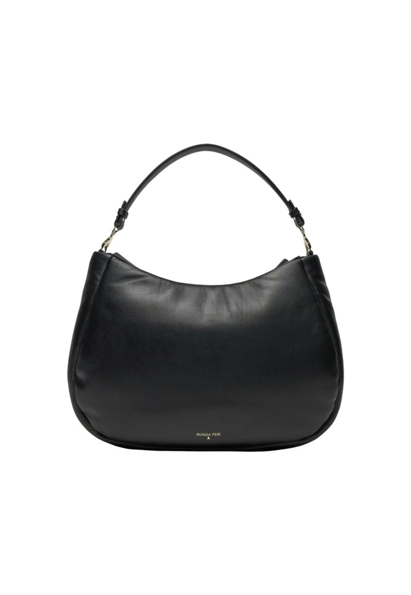 Borsa a mano in pelle nera con forma curva, tracolla removibile e discreta brandizzazione dorata nella parte inferiore. Texture liscia.