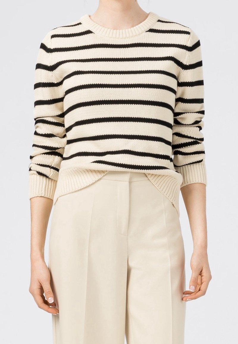 Sweter w paski w kremowym i czarnym kolorze, wykonany z dzianiny, z okrągłym dekoltem, ściągaczami przy mankietach oraz lekko skróconym dołem z bocznymi rozcięciami.