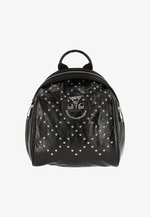 Sac à dos en cuir noir avec clous argentés, forme ronde, poignée supérieure et double fermeture éclair. Présente un motif décoratif avec un hibou et un visage souriant.