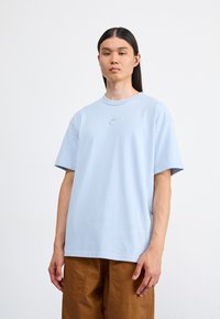 Nike Sportswear TEE - T-shirts - light armoury blue