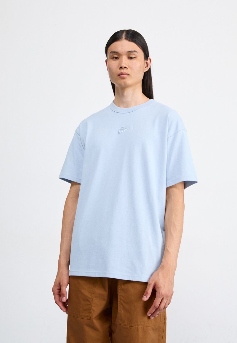 Nike Sportswear - M NSW PREM ESSNTL TEE - T-shirts - light armoury blue, Forstørre