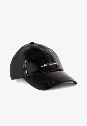 Casquette de baseball en cuir noir avec une visière incurvée et "KARL LAGERFELD" brodé en blanc sur le panneau avant.