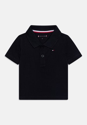 Czarna koszulka polo z krótkim rękawem, kołnierzykiem i listwą na dwa guziki, z małym logo Tommy Hilfiger na piersi.