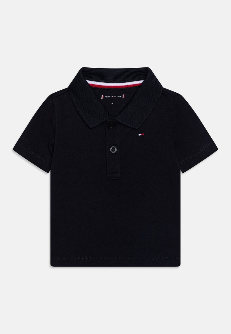 Polo noir à manches courtes avec col et patte à deux boutons, avec un petit logo Tommy Hilfiger sur la poitrine.