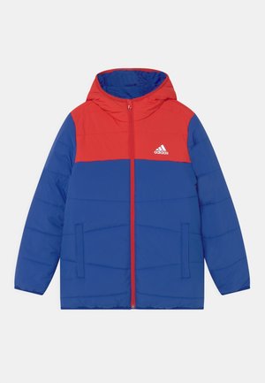 Doudoune rouge et bleue avec fermeture éclair à l'avant, capuche et poignets élastiques ; présente le logo Adidas sur la poitrine et des poches latérales.