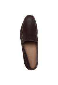 Chaussure à enfiler en cuir marron foncé avec une finition lisse, des coutures contrastantes le long des bords et une semelle plate. L'intérieur présente un marquage en relief.
