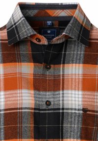 Karierte Hemd in Orange, Schwarz, Weiß und Grau. Verfügt über einen Button-down-Kragen und schwarze Knöpfe. Hergestellt aus gewebtem Textil mit verschiedenen Karomustern.