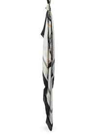 Écharpe en soie avec un schéma de couleurs gris clair et noir ; présente des motifs géométriques et des accents subtils, pendant librement avec un sommet noué.