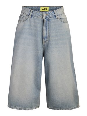 Jasnoniebieskie dżinsowe szorty do kolan z przednim guzikiem, zamkiem błyskawicznym, szlufkami na pasek oraz żółtą metką JJXX na pasku talii.