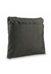 Bolsita de tela gris oscuro con una textura suave, que presenta un bolsillo frontal y un logo embossing. Forma rectangular simple con un borde superior doblado.