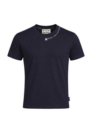 T-shirt a maniche corte blu navy con collo alla serafino, logo Richmond bianco e testo vicino al colletto, e una piccola etichetta nera sulla cucitura laterale.