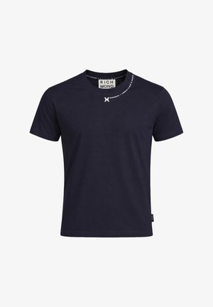 T-shirt a maniche corte blu navy con collo alla serafino, logo Richmond bianco e testo vicino al colletto, e una piccola etichetta nera sulla cucitura laterale.