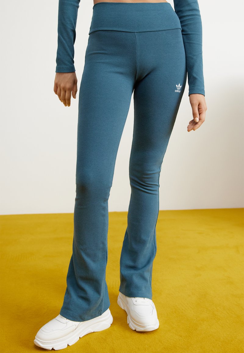 adidas Originals ESSENTIALS FLARED Leggings Hosen arctic night