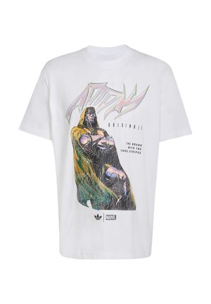 Vit bomull t-shirt med ett grafiskt tryck av en karaktär i en grön och gul kappa. Varumärkestext och logotyper ingår.