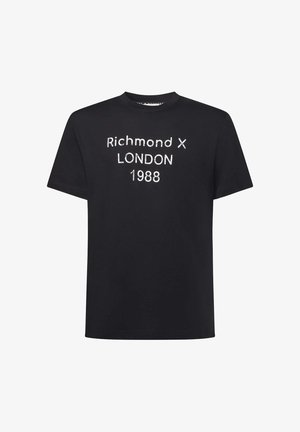 Camiseta de algodón negra con texto impreso en blanco: "Richmond X LONDON 1988". Con cuello redondo, mangas cortas y diseño de dobladillo recto.