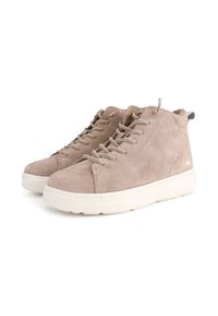 Baskets montantes en suede beige avec bout rond, semelle en caoutchouc blanche et accents gris ; elles disposent de lacets gris et d'un détail logo sur le côté.