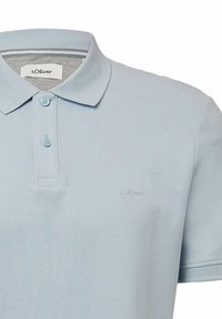 Hellblaues Poloshirt aus strukturiertem Stoff. Verfügt über einen klassischen Kragen, zwei Knöpfe und ein dezentes s.Oliver-Logo auf der Brust.