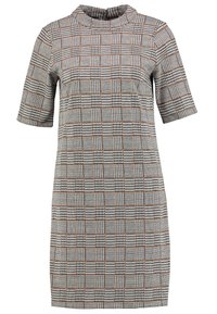 Kostkované šaty v šedé barvě s černými a hnědými akcenty. Krátké rukávy a vysoký výstřih. Mají tailored střih a texturovanou látku.