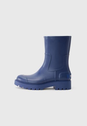 Sinised kummist pahkluust saadikud, millel on ümardatud varvas ja tekstureeritud talla, tõstetud külgšeedid ja logo aktsent kontsal.