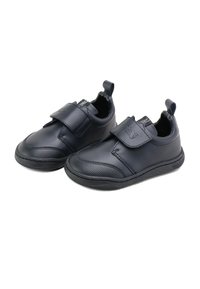 Zapatos de cuero negro con cinta de Velcro, puntera redondeada, cuello acolchado y detalles texturizados en la suela para mayor agarre.