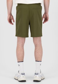 Olivgrüne Shorts mit elastischem Bund, Seitentaschen und einer Gesäßtasche. Glatter Stoff und knielanges Design.