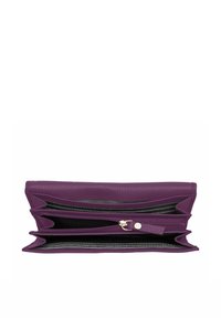 Portafoglio in pelle viola con finitura texturizzata, dotato di più scomparti, una sezione con zip e una chiusura a scatto magnetico.