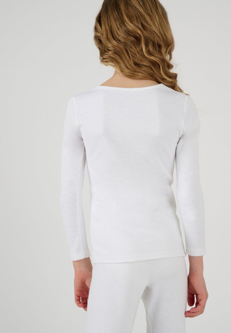 Witte lange mouwen top van textuurstof, met een ronde halslijn en een getailleerde stijl, van achteren gezien met bijpassende broek.