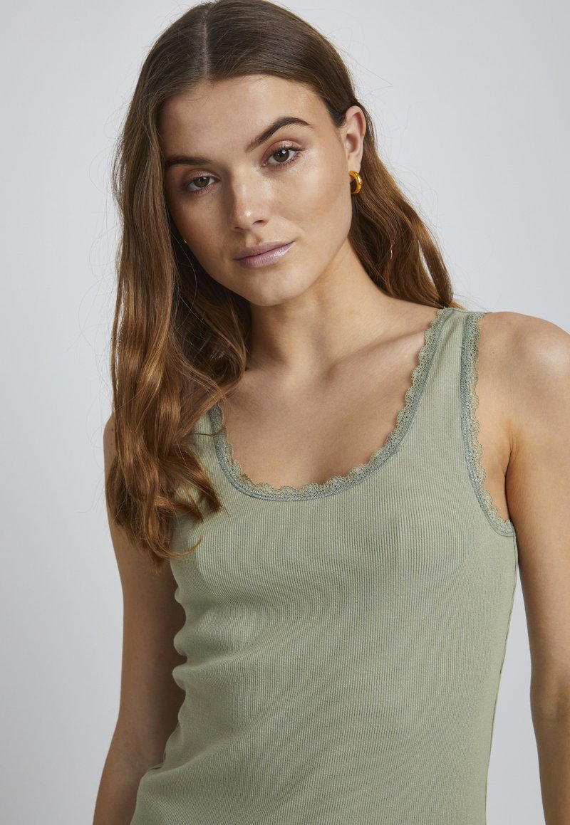 Damen T-Shirts | b.young BYPOSEY Top seagrass/hellgrün - DC83992 Damen T-Shirts | b.young BYPOSEY Top seagrass/hellgrün - DC83992