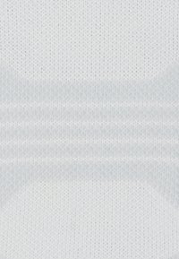 Tessuto lavorato a maglia bianco con texture a coste orizzontali e sottili variazioni di pattern nelle sfumature di bianco sporco.