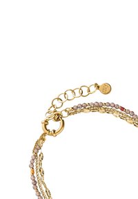 Bracciale in tono oro caratterizzato da catene e perle intrecciate, con dettagli traslucidi e colorati, dotato di chiusura a moschettone e catena regolabile.